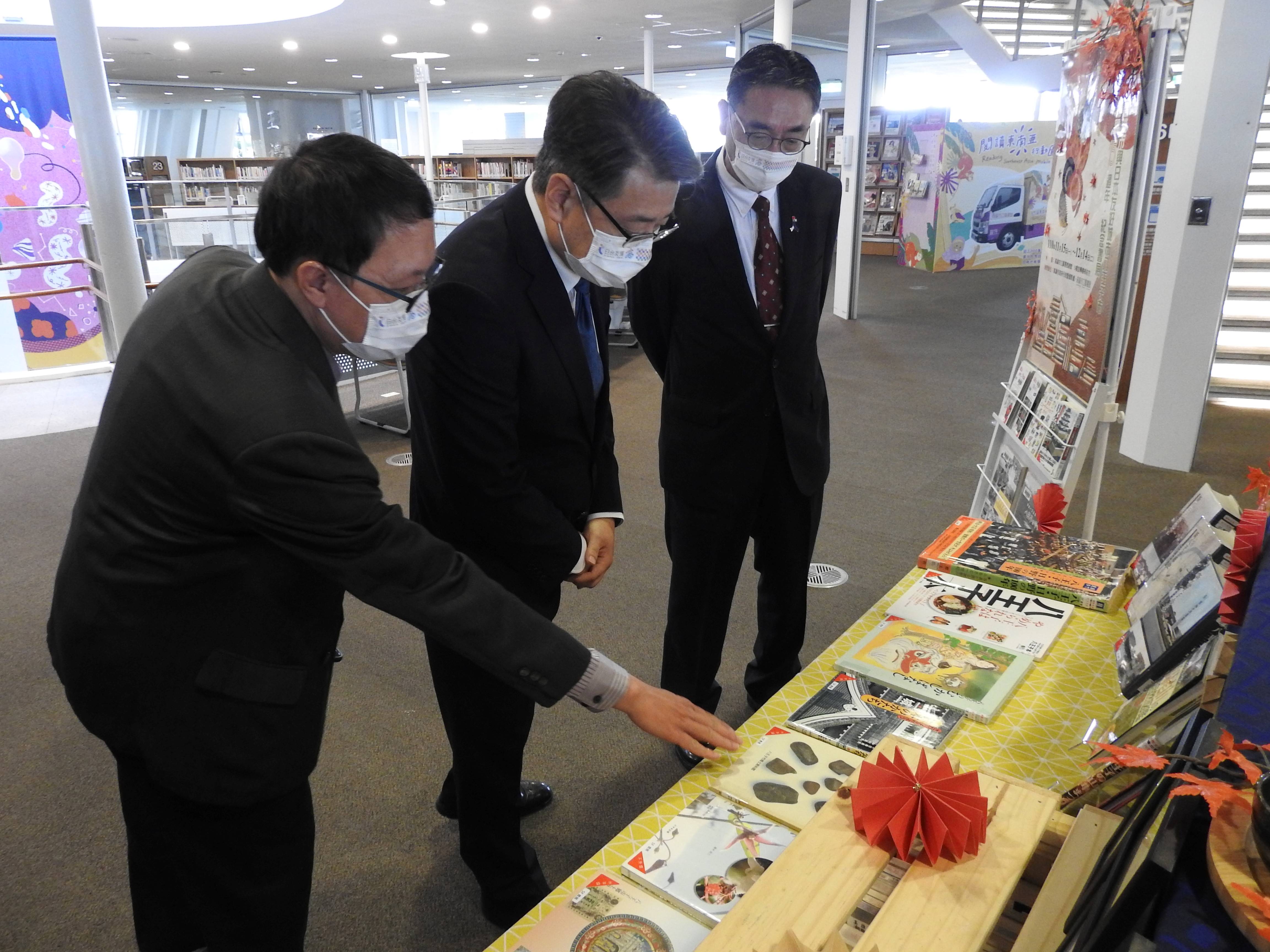 加藤英次所長參觀「高雄市與日本友好城市八王子市締盟15週年紀念書展」，林奕成代理館長協助解說