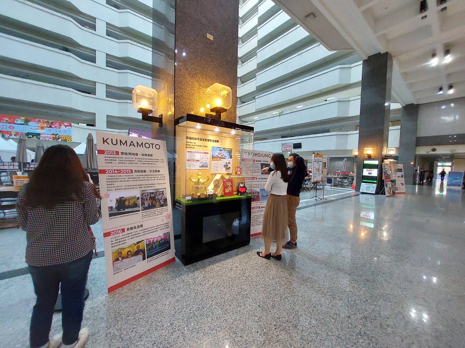 四維行政中心中庭舉辦「高雄姊妹市及友好城市主題展─熊本縣」，歡迎市民朋友到場觀賞。