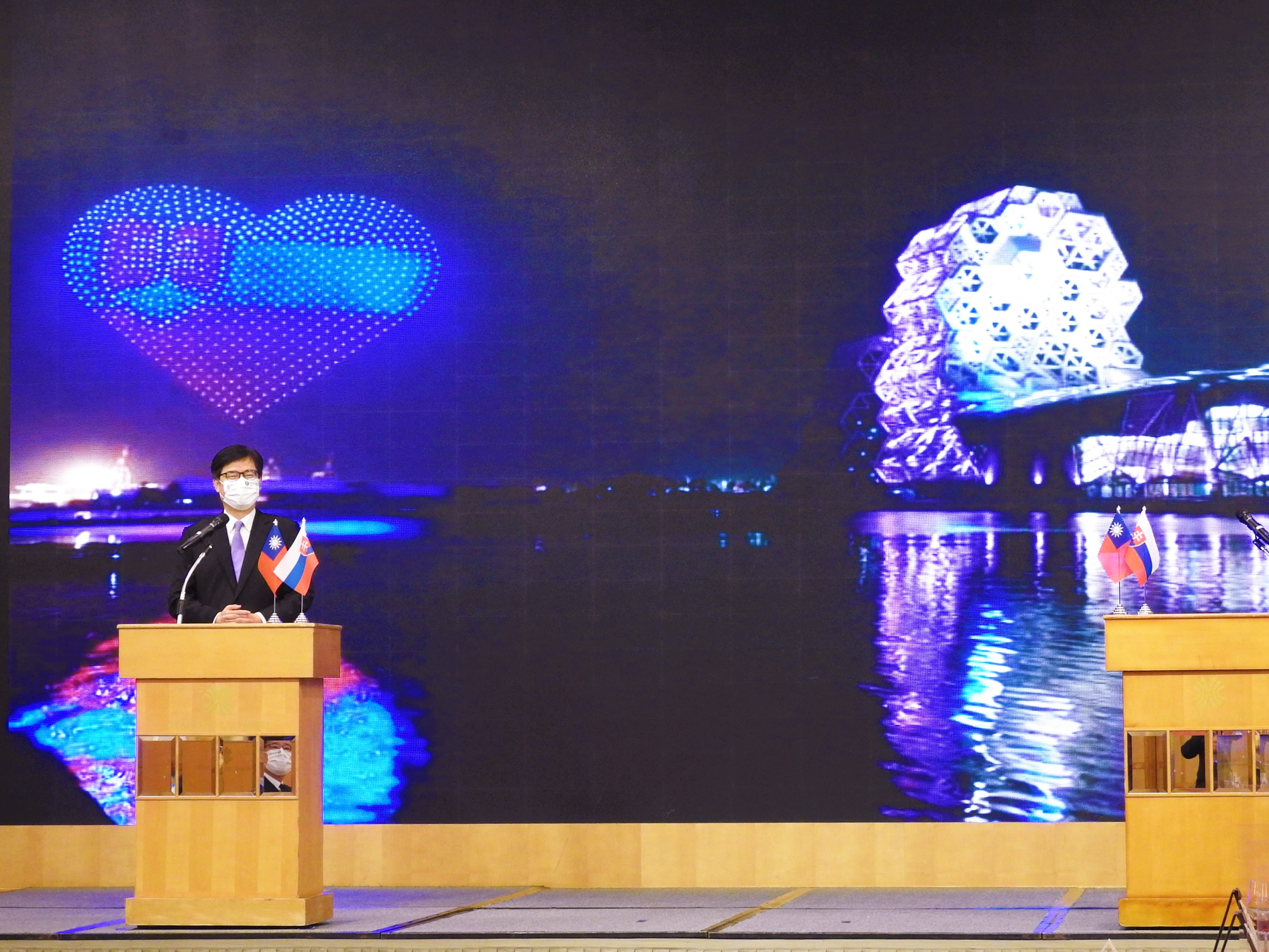 陳市長以臺灣燈會無人機展示的心型斯國國旗象徵兩國友誼常存