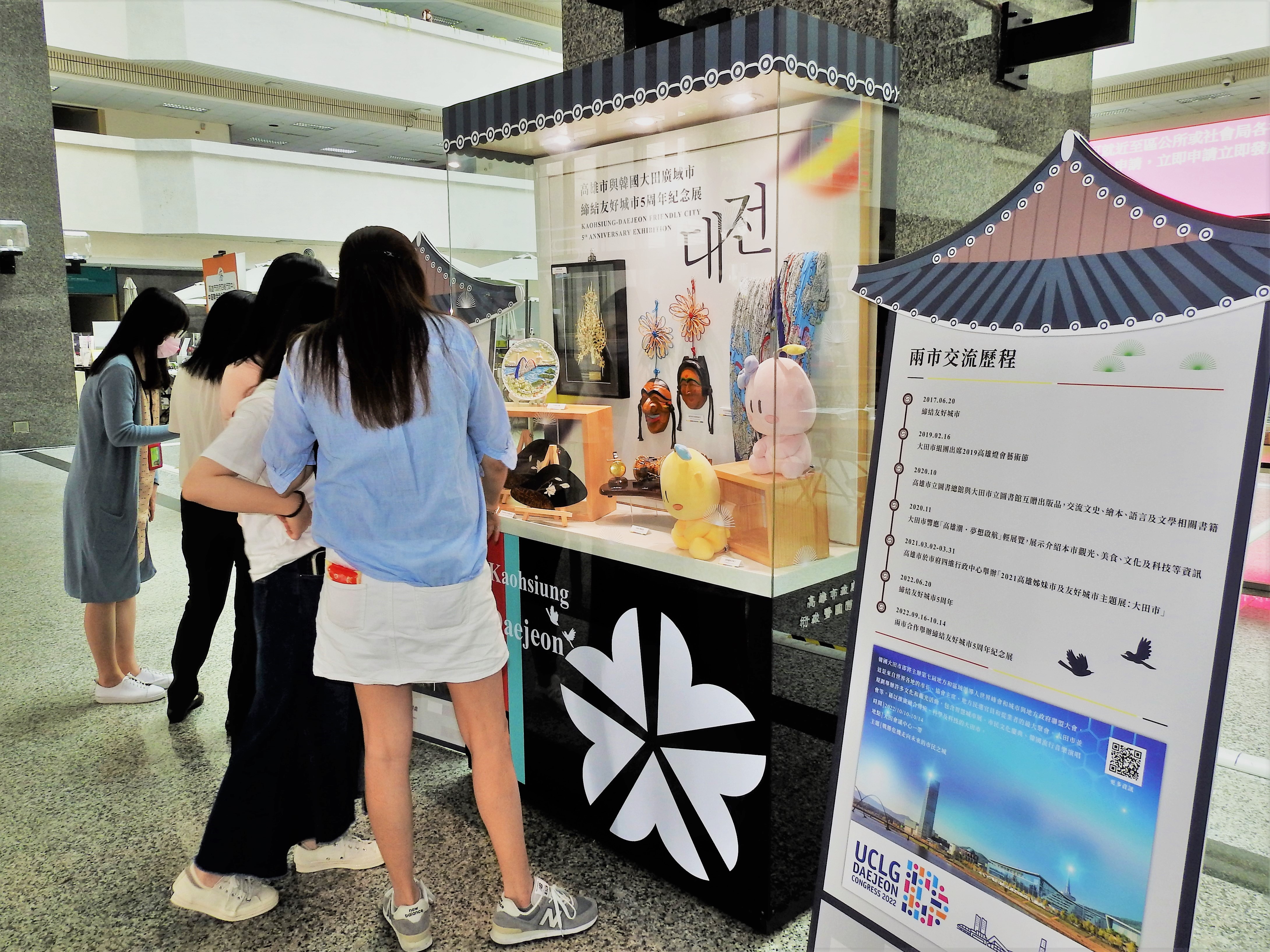 紀念展吸引對韓國文化有興趣的民眾駐足觀賞。