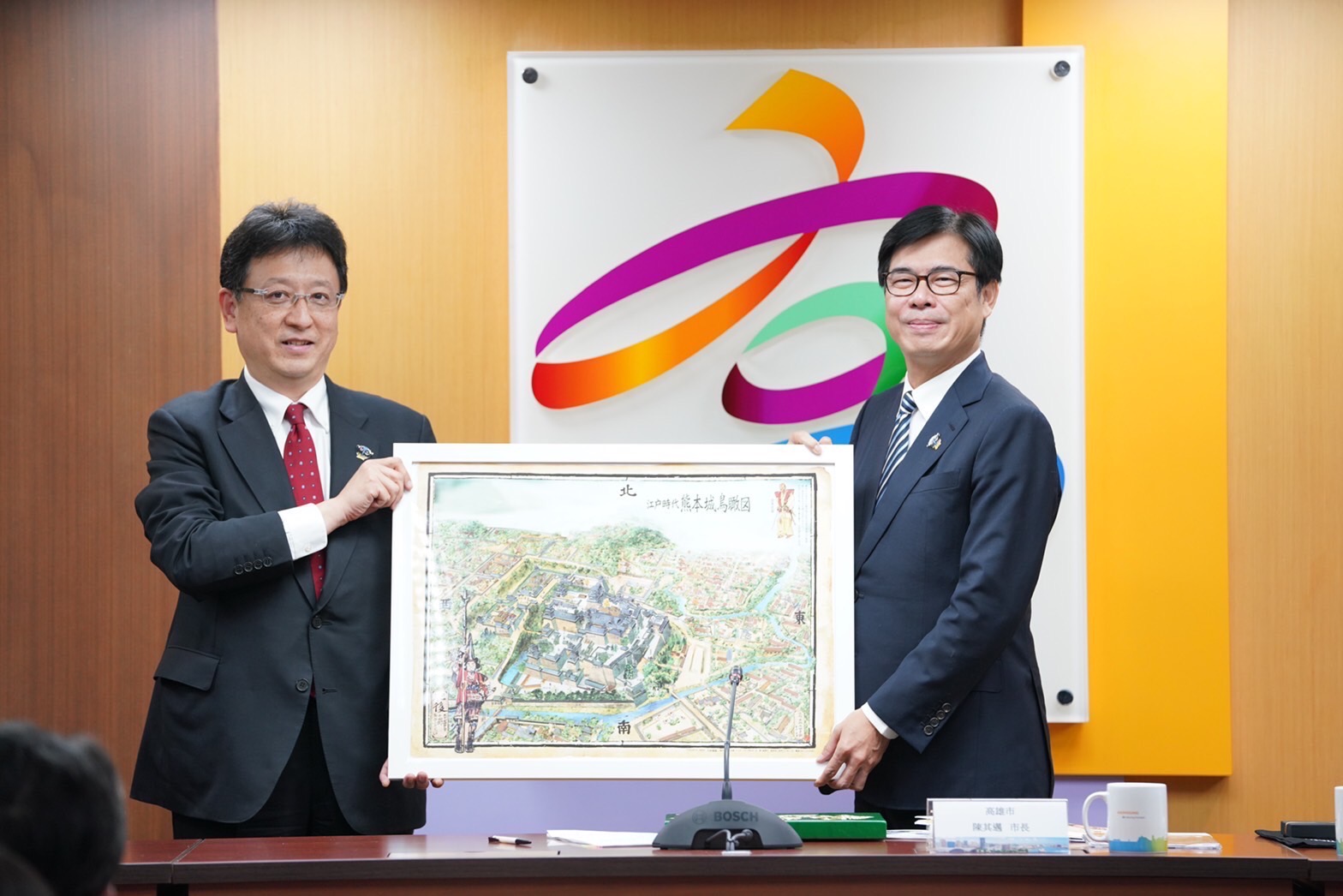 大西一史市長致贈陳其邁市長熊本城古地圖。