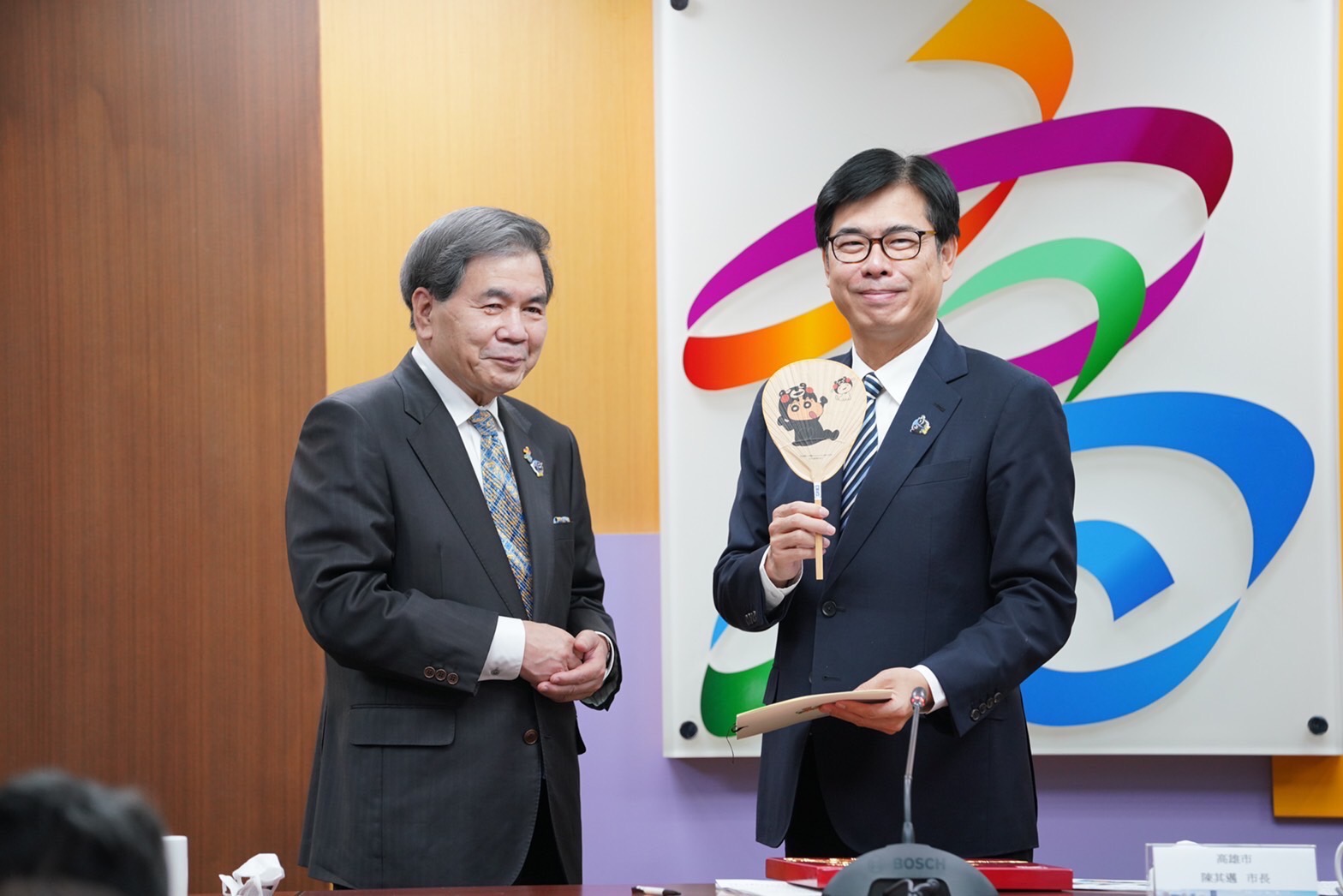 蒲島郁夫知事致贈陳其邁市長蠟筆小新的扇子。