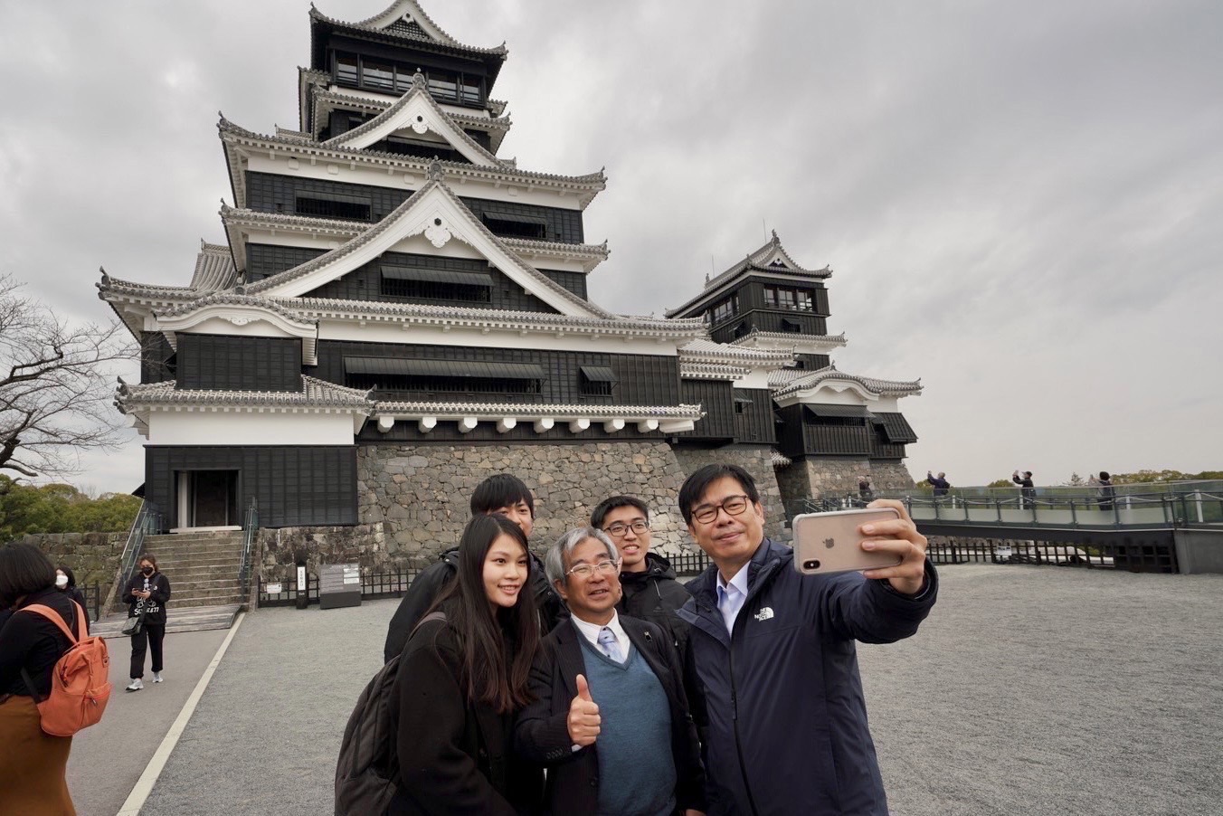 高雄市長陳其邁（9日）於熊本城與（左前1）來自高雄的留日生及台灣遊客、日本民眾開心自拍合影