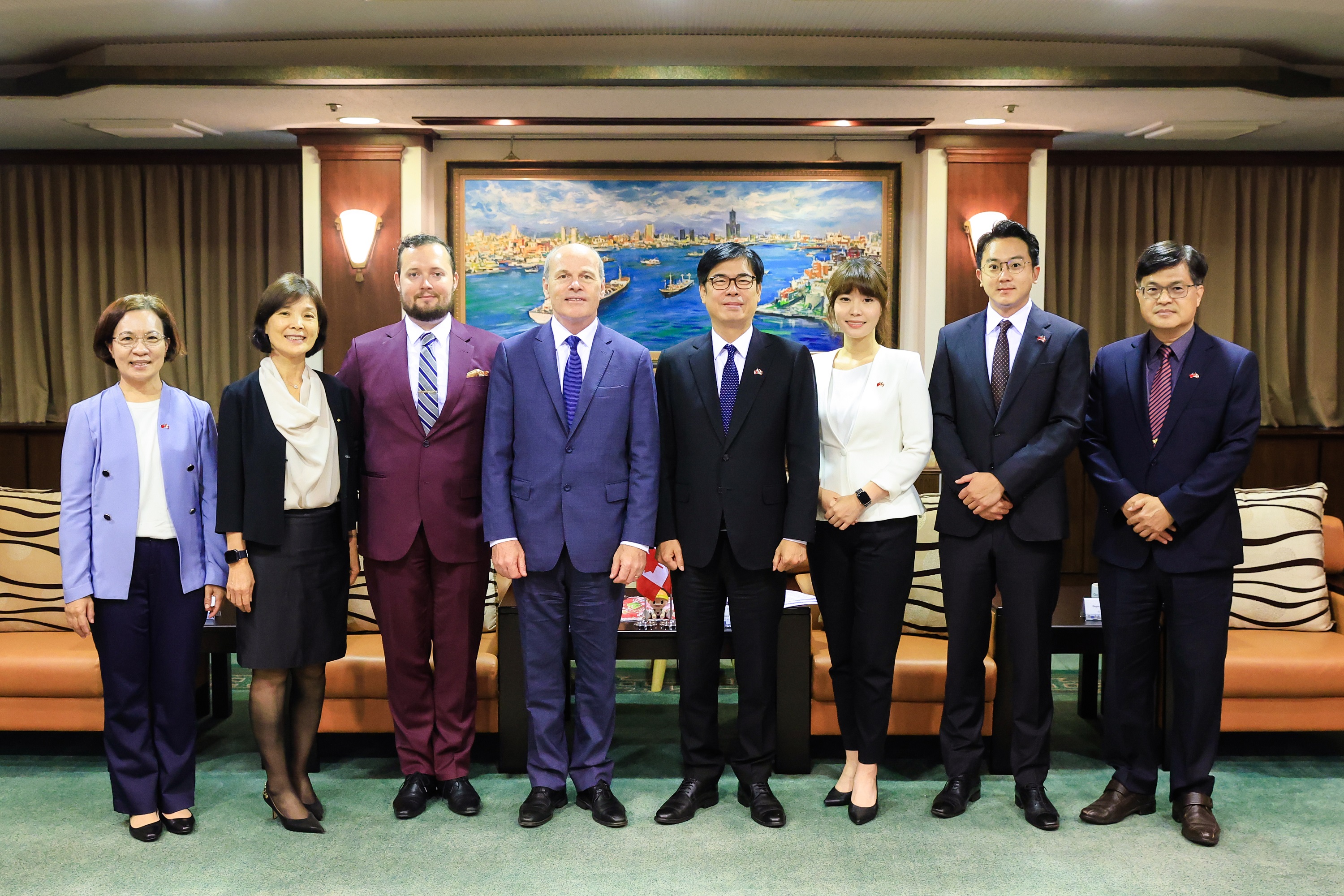 加拿大駐台北貿易辦事處倪傑民代表(左四)與高雄市府團隊合影。