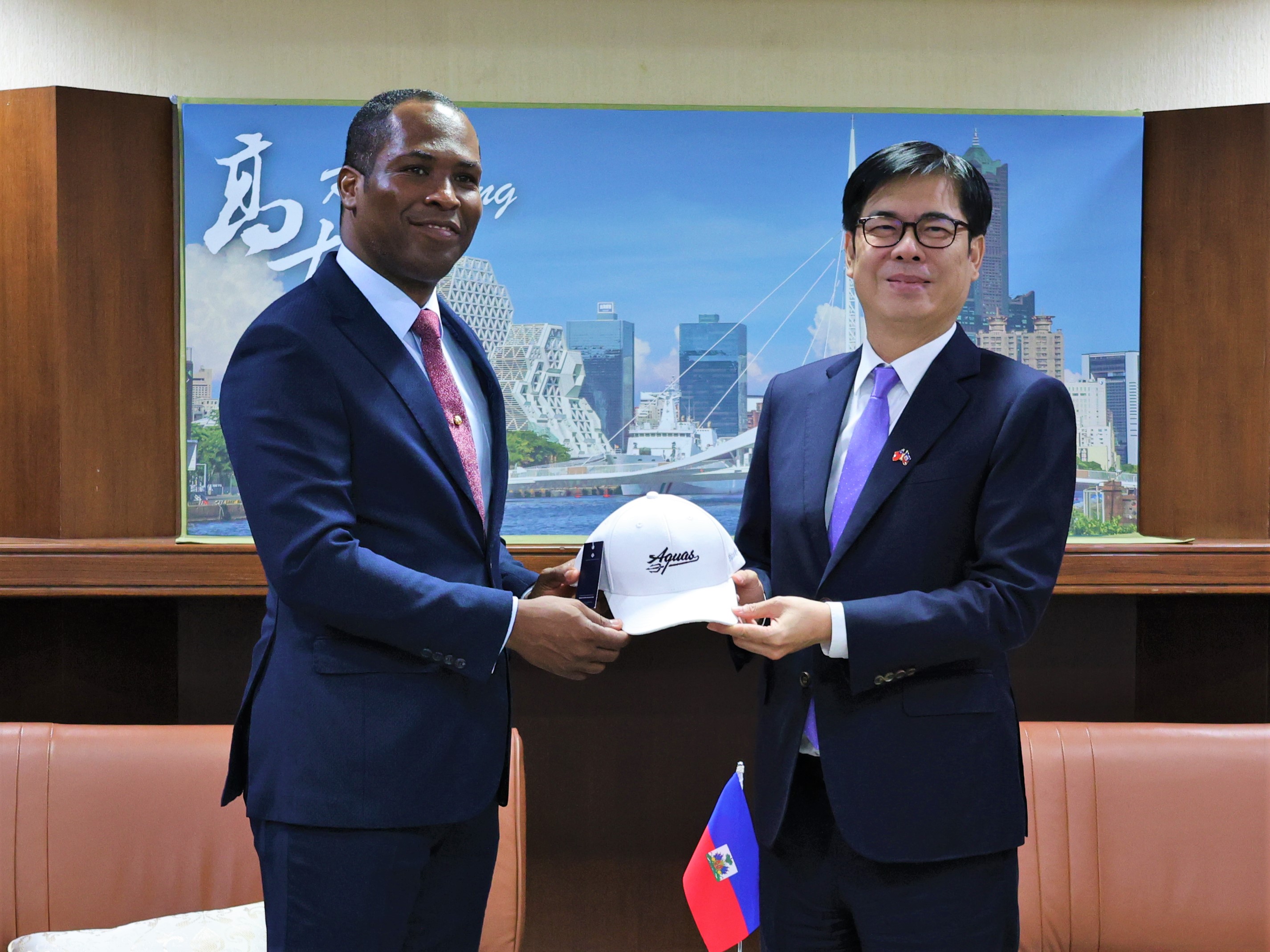 陳其邁市長致贈高雄全家海神隊球帽予熱愛運動的潘恩大使