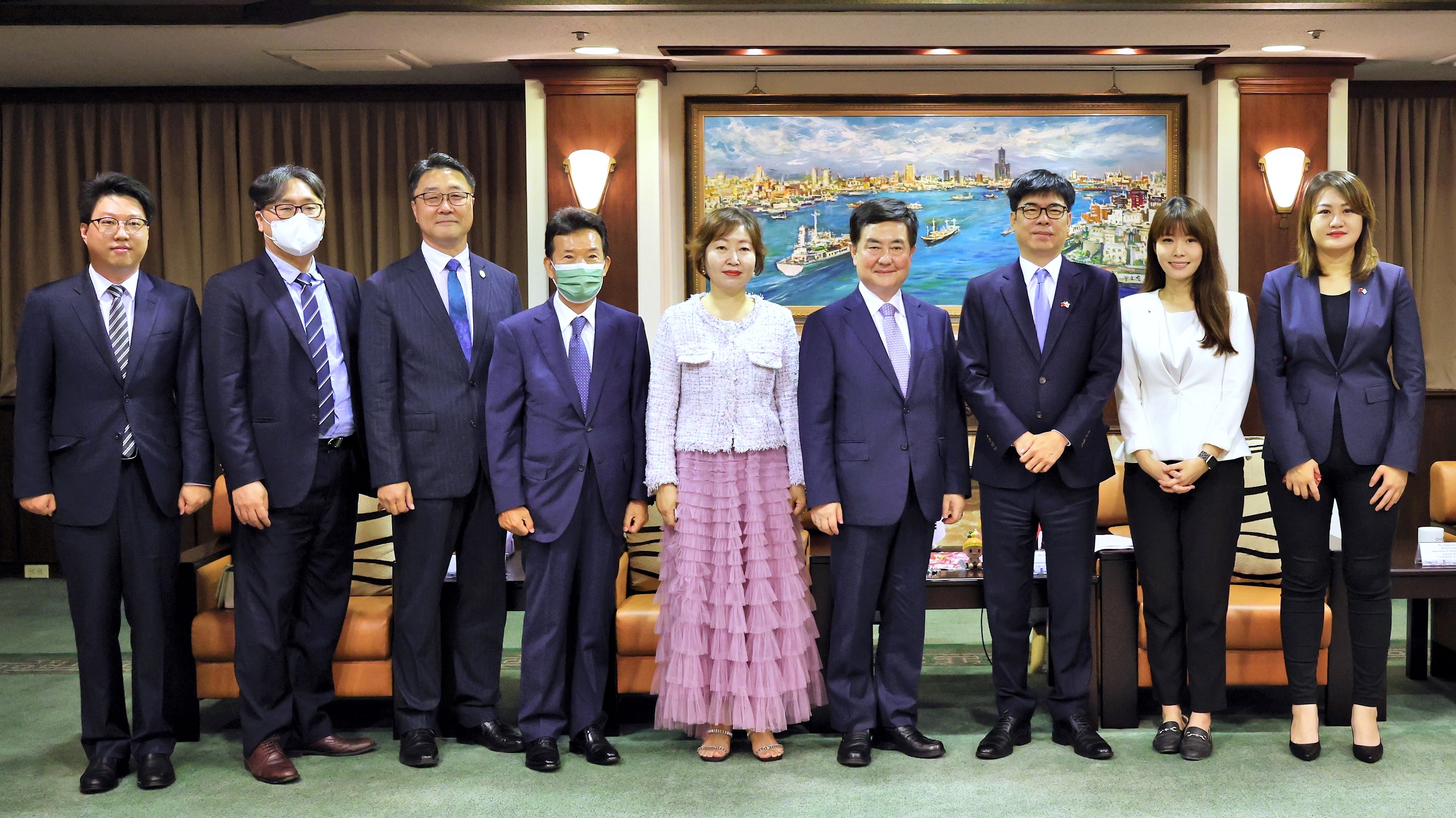 駐台北韓國代表部李殷鎬代表（右四）及高雄市韓人會一行與高雄市府團隊合影