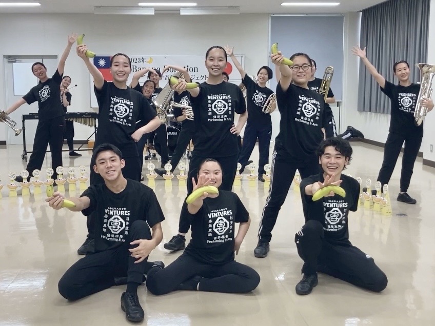 熊本縣專修大學玉名高校學生手拿高雄旗山香蕉，即興演奏搭配活潑舞蹈，展現對高雄農產品的喜愛。