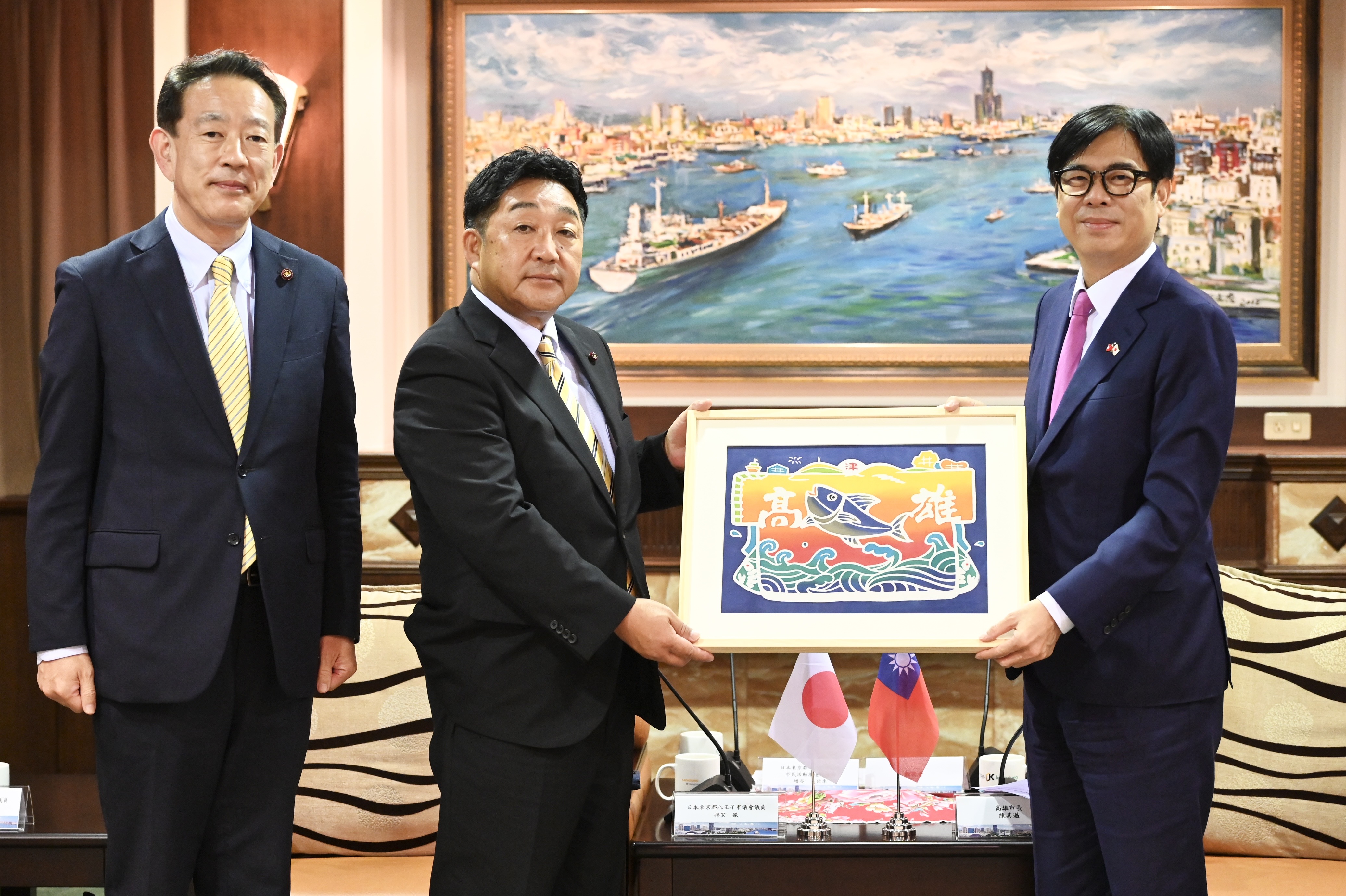 圖說二：市長陳其邁致贈大漁旗予福安徹議員。