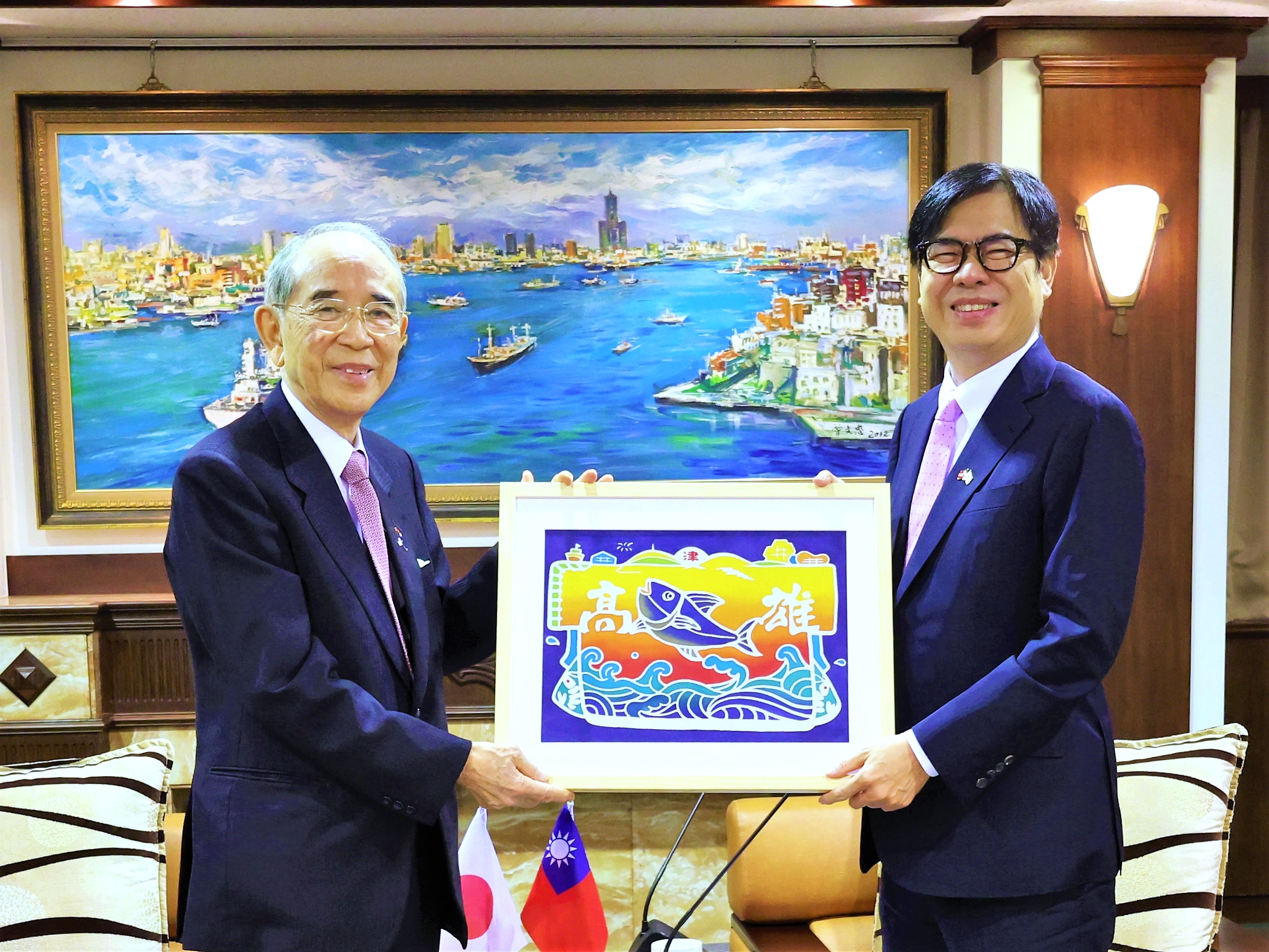 圖說二：市長陳其邁致贈大漁旗予大橋光夫會長。
