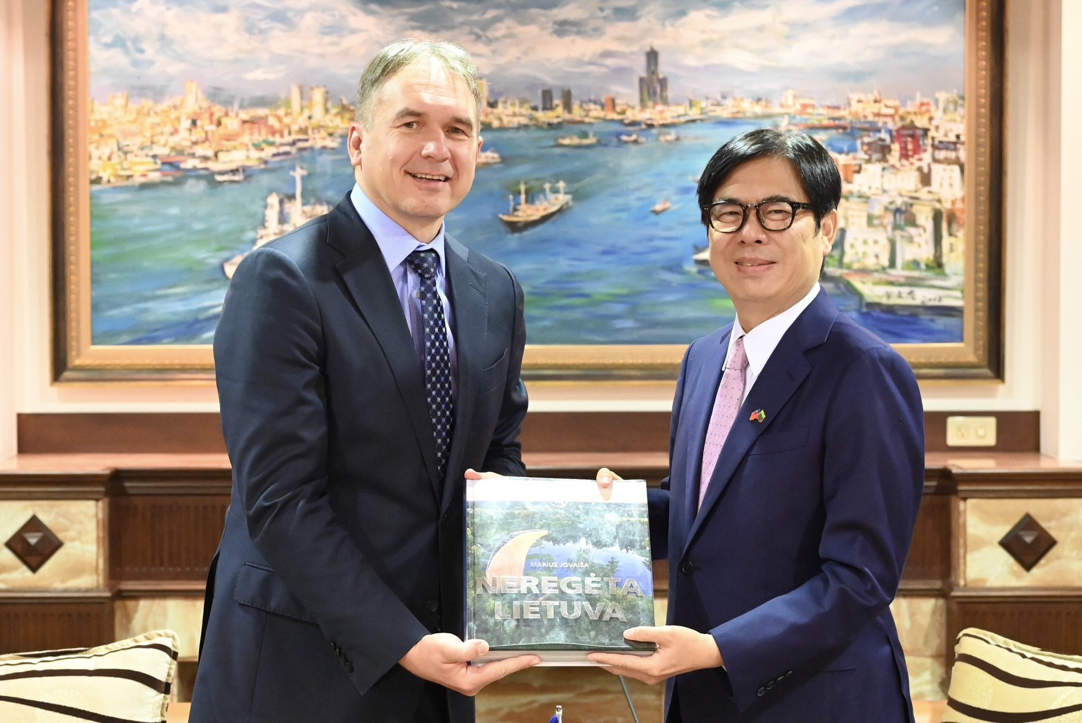盧思融代表致贈立陶宛風景書籍予陳其邁市長