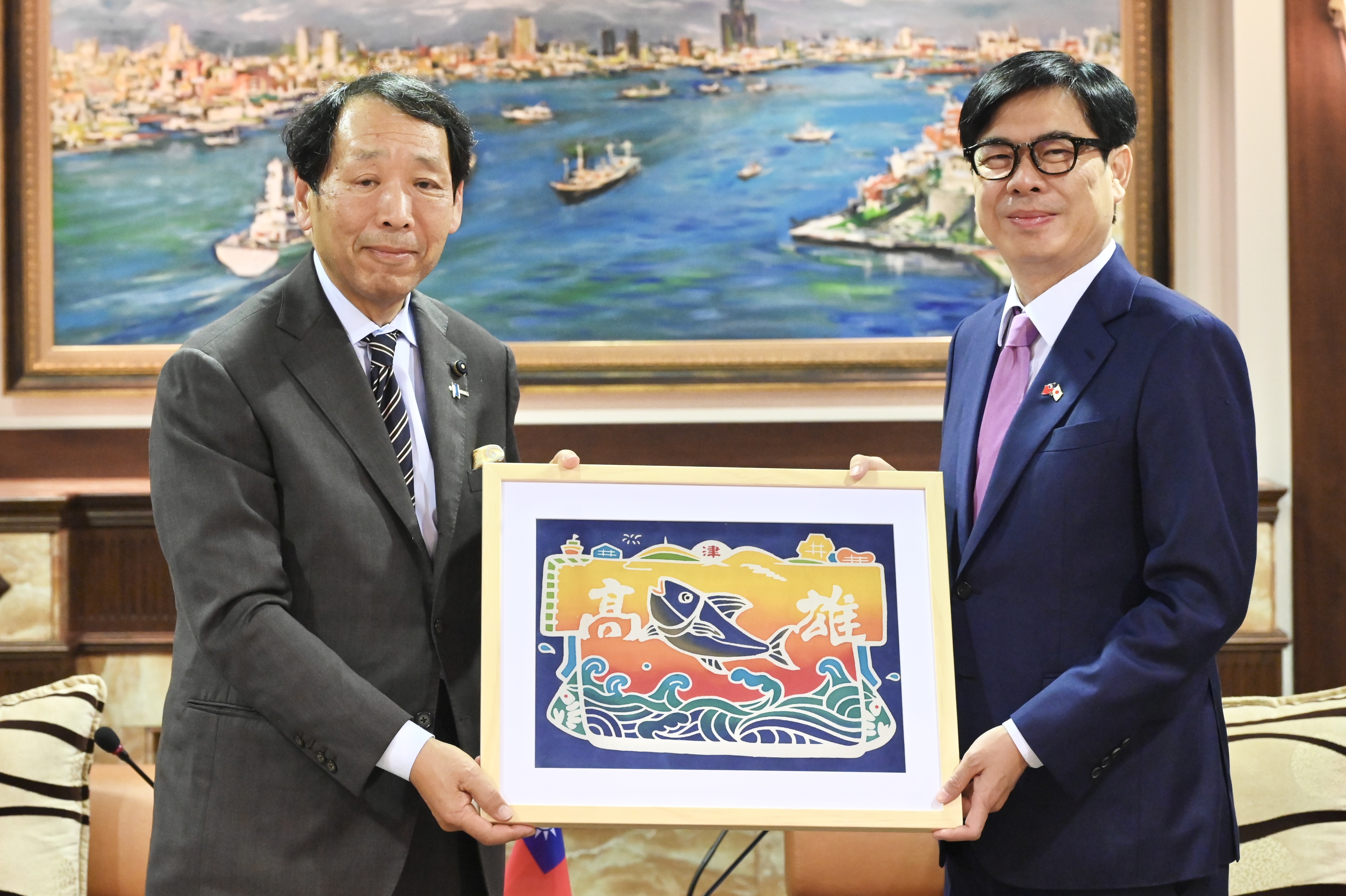 圖說二：市長陳其邁致贈大漁旗予藤川隆夫會長。
