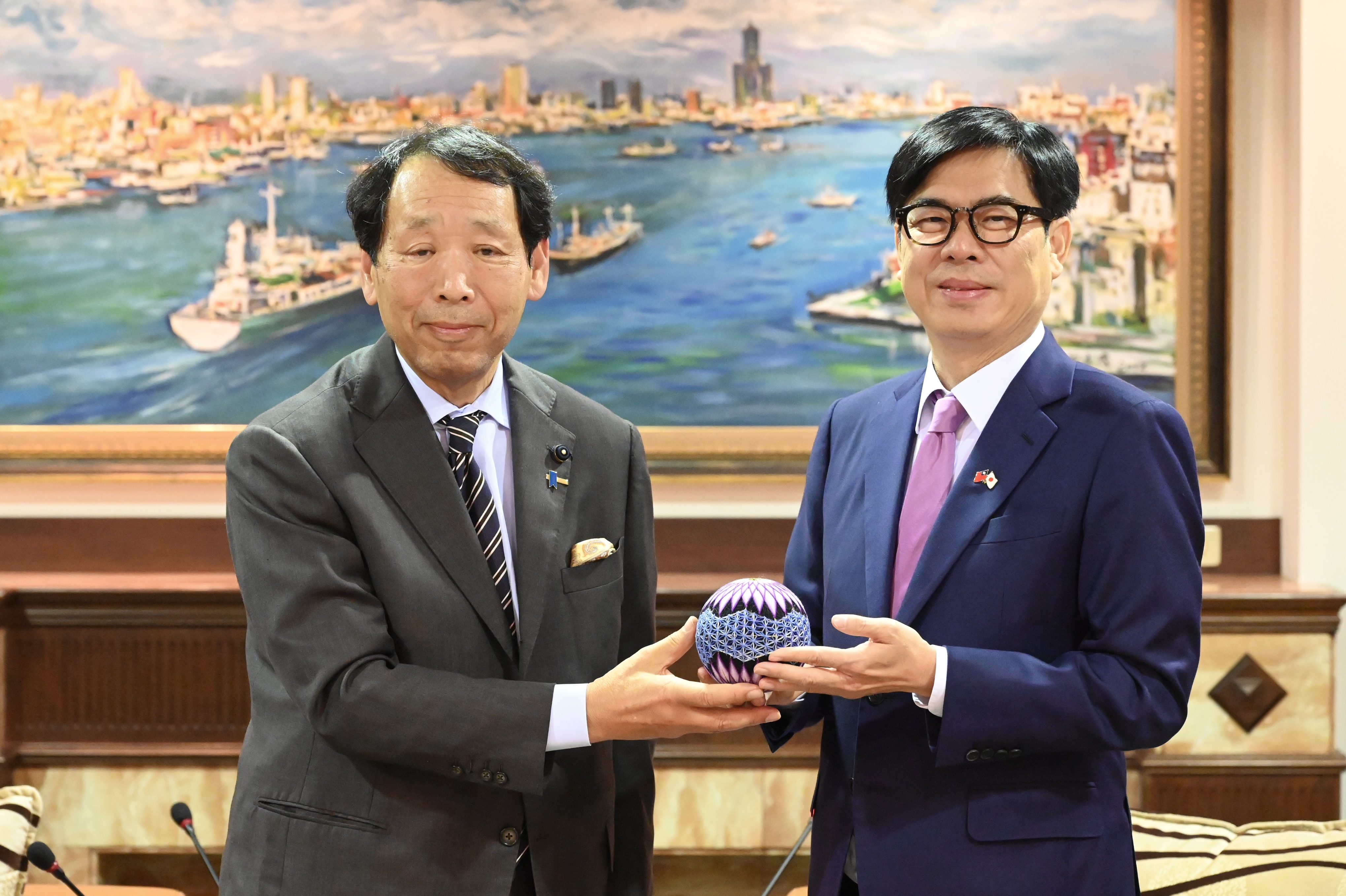 圖說三：藤川隆夫會長回贈市長陳其邁日本傳統工藝品「肥後手毬」。