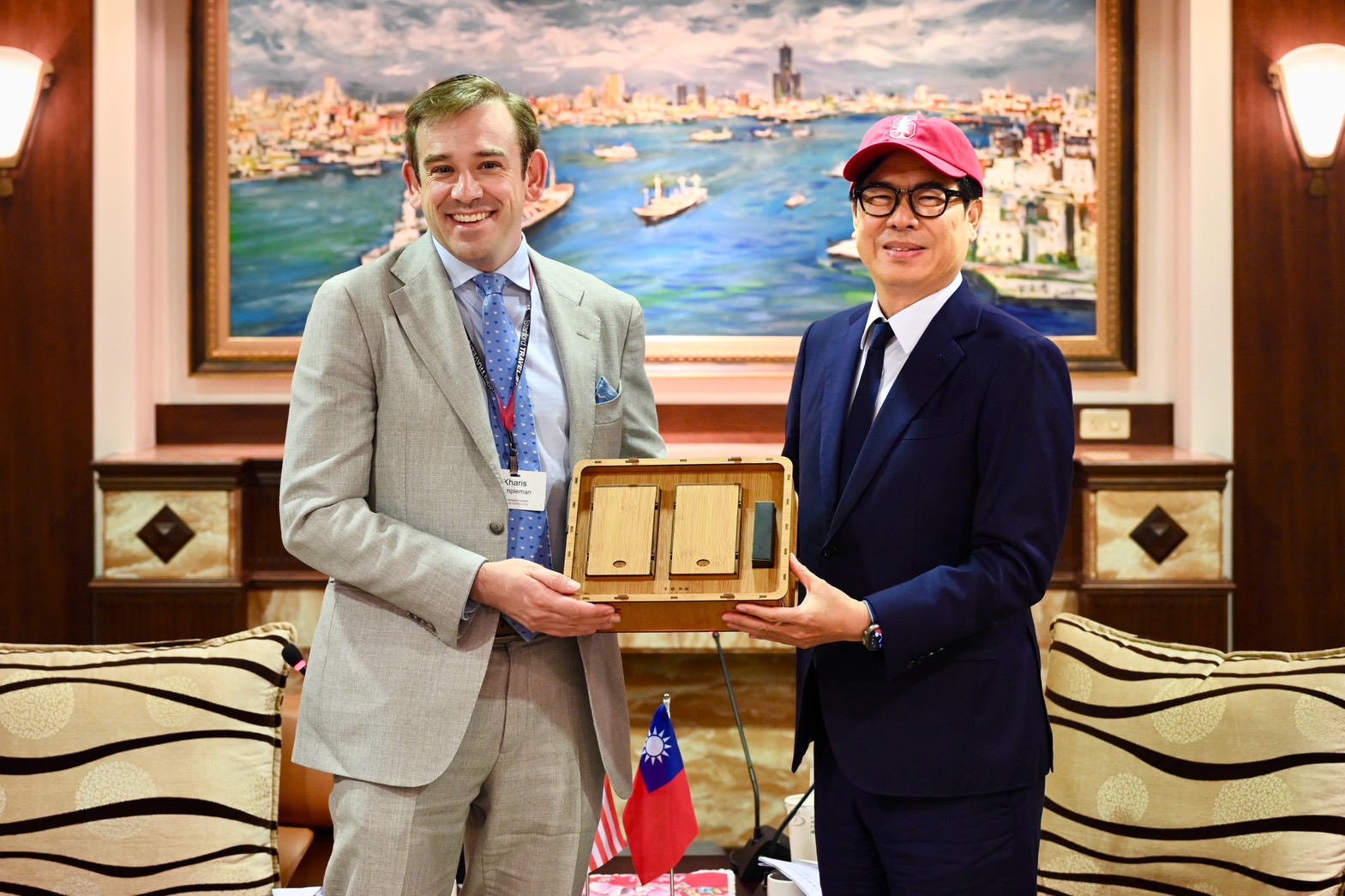 高雄市長陳其邁戴訪團致贈的紀念棒球帽，致贈六龜山茶予祁凱立博士。