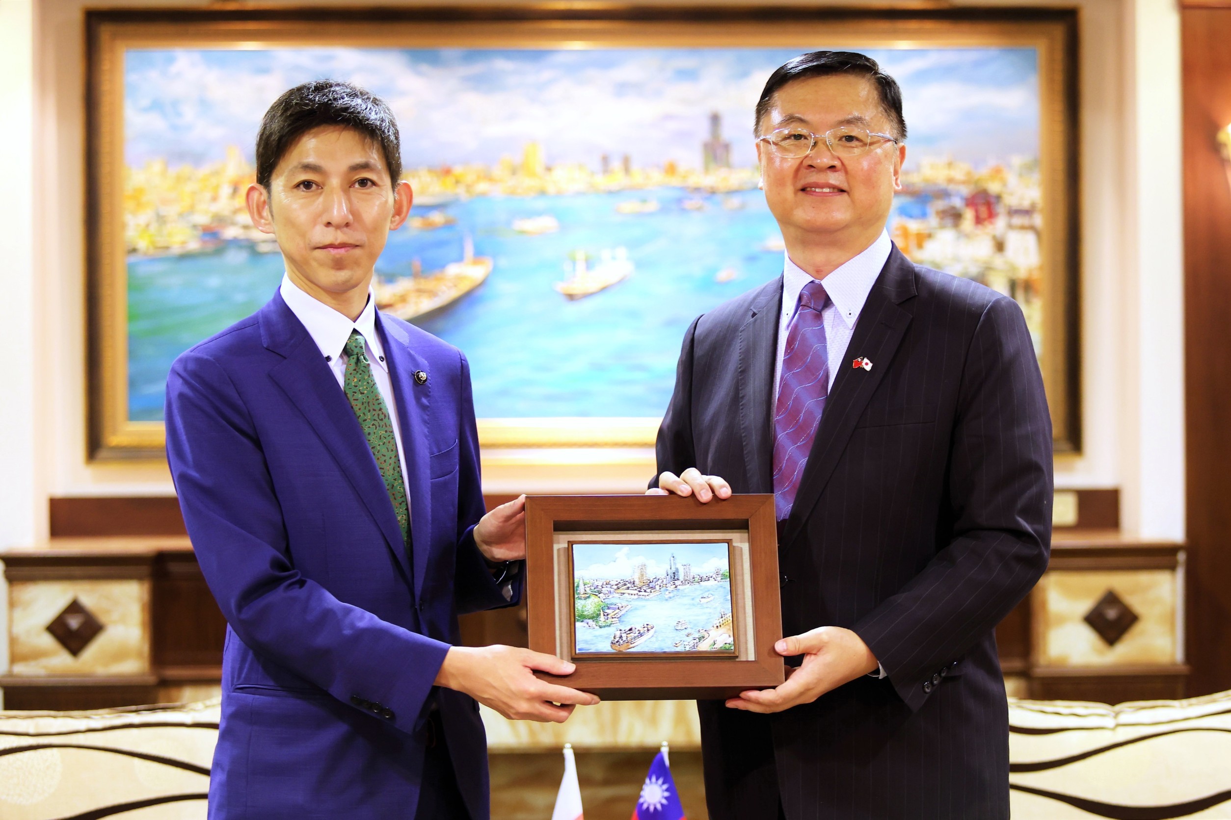 羅達生副市長代表致贈高雄港版畫予陸奧市長