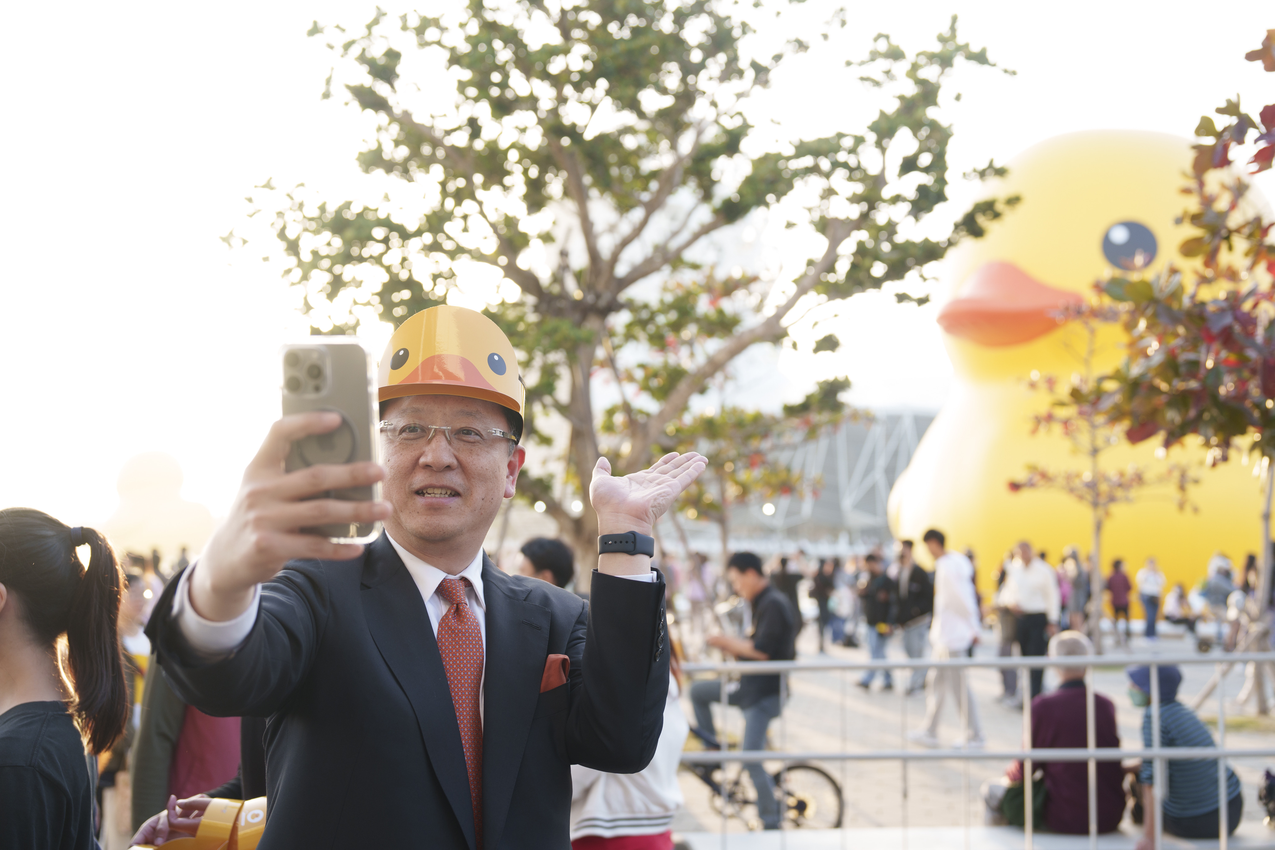 熊本市大西一史市長訪團體驗黃色小鴨風潮，見證高雄10年蛻變，並與小鴨開心自拍合影