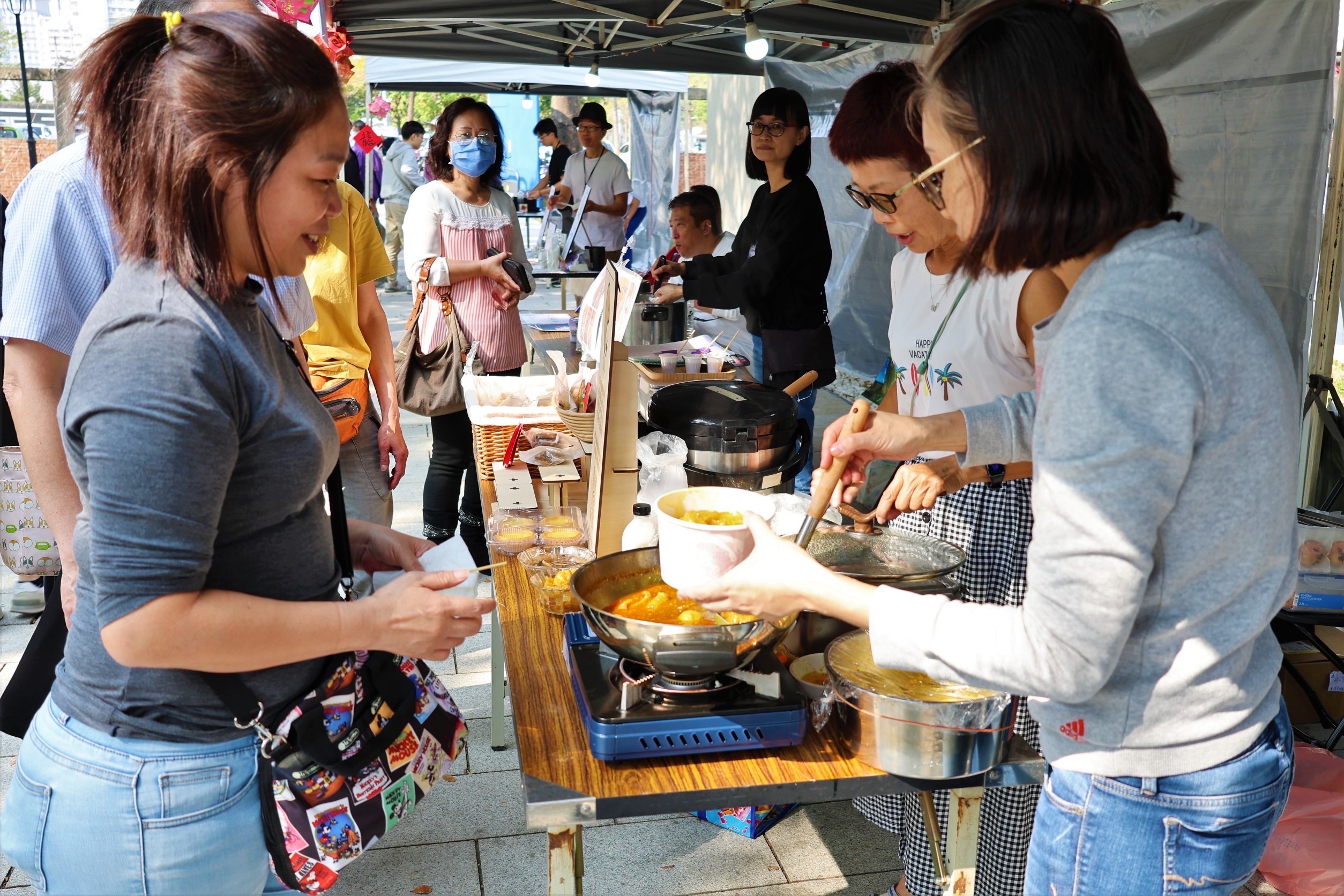 圖說10：香港經典美食大受歡迎，不少小吃和飲品開賣幾小時就完售，香港攤主忙著備料補貨。