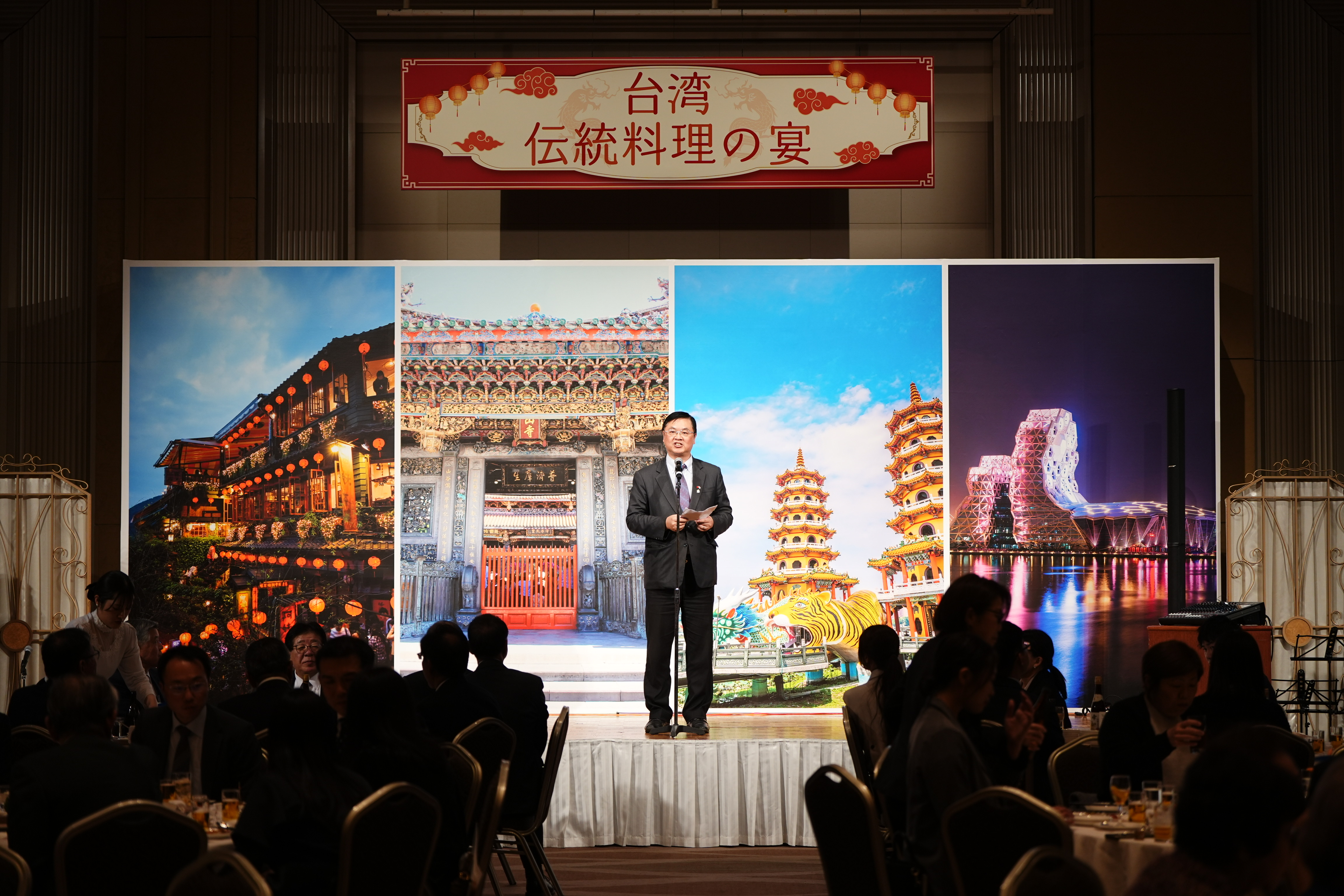 圖說1：高雄市副市長羅達生與300名日本朋友大啖台灣菜，行銷高雄觀光。