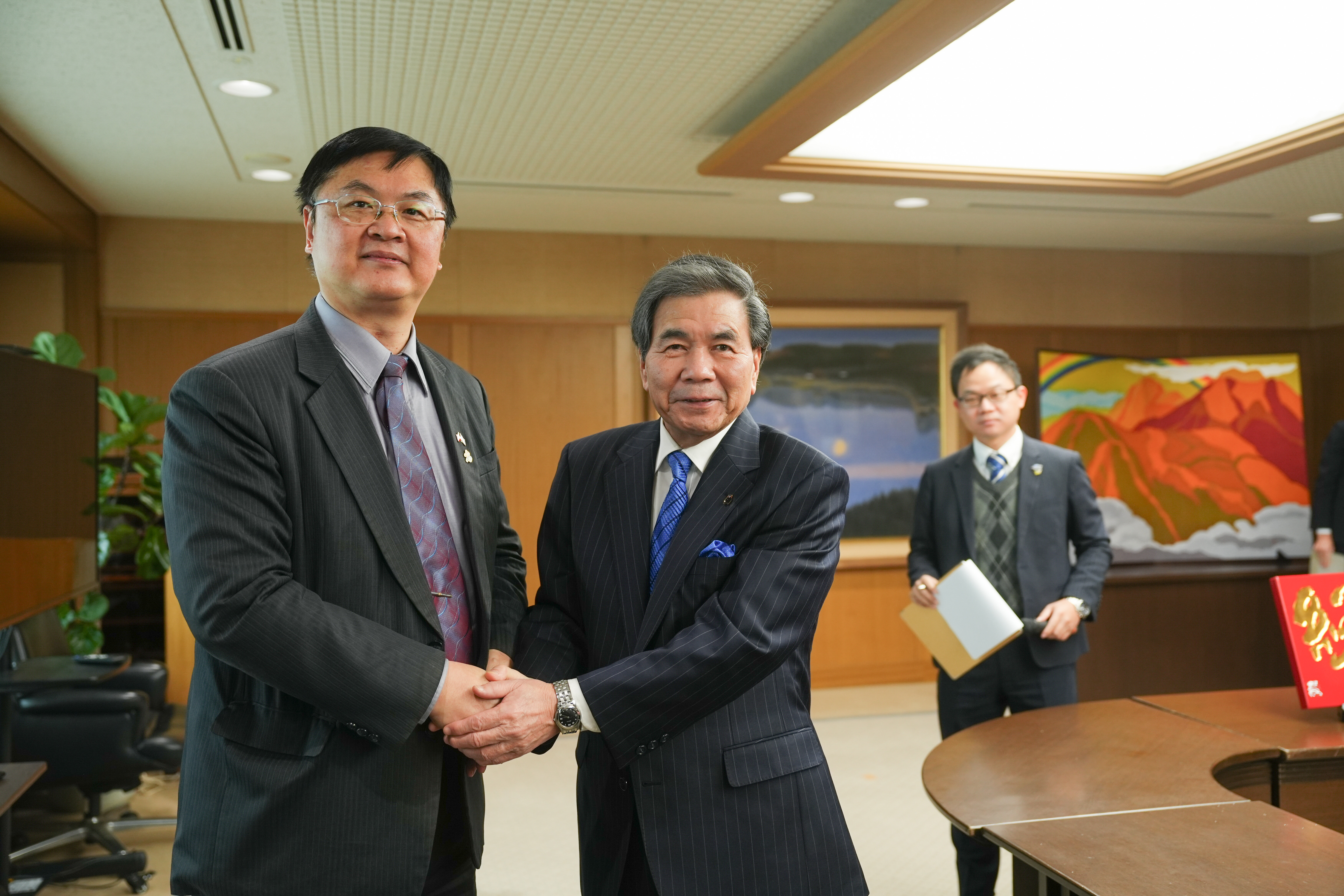 圖說1：高雄市副市長羅達生28日下午拜會日本友好城市熊本縣蒲島郁夫知事。