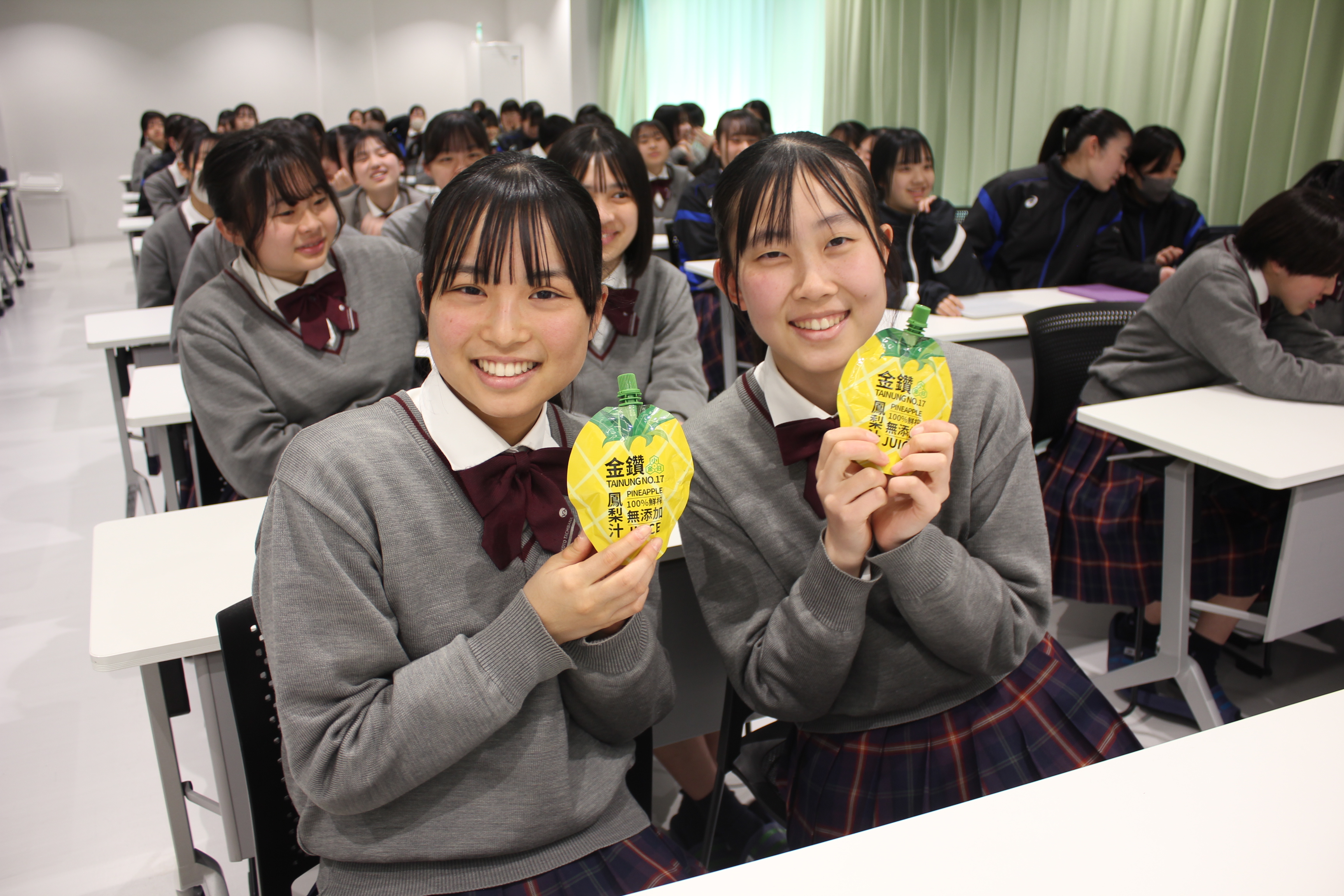 圖說一：橘高校吹奏樂部學生紛紛表示鳳梨汁酸甜好喝