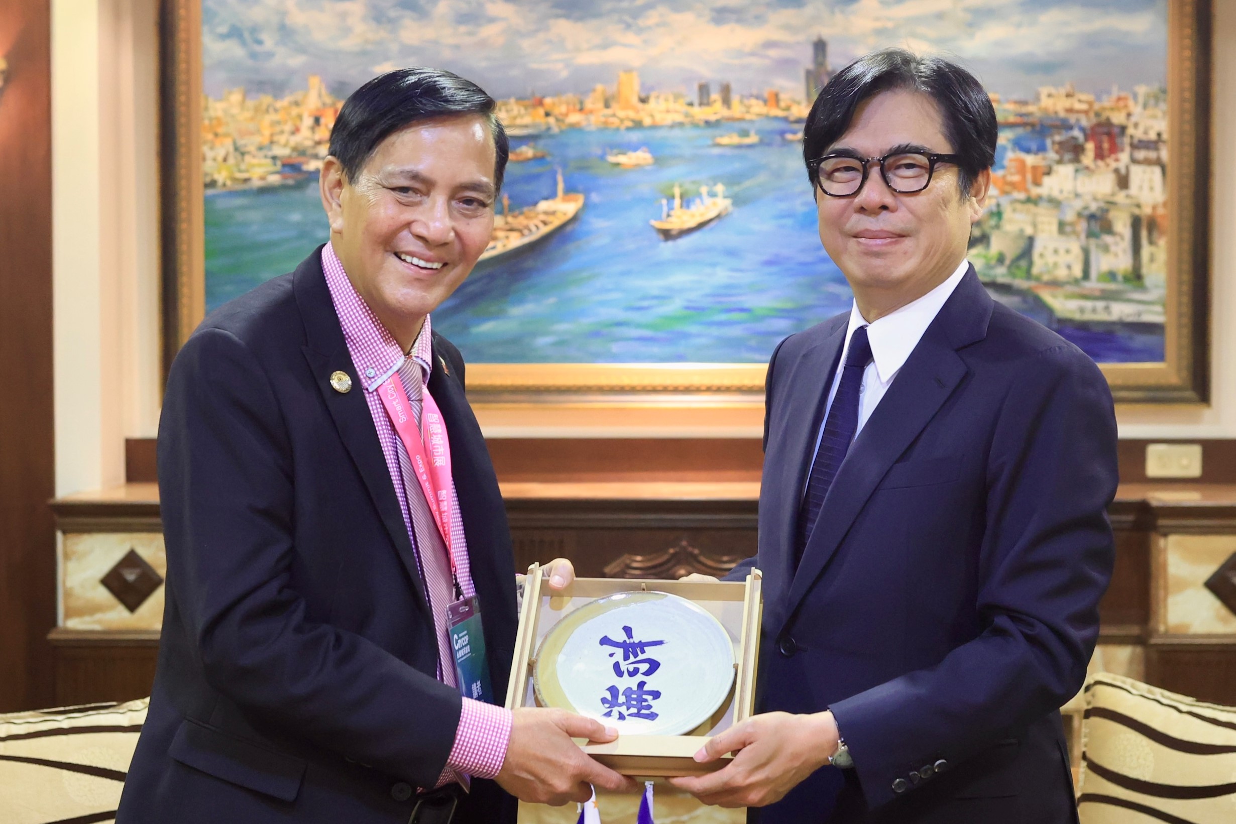 圖說1：陳其邁市長致贈麥克．拉瑪市長高雄翻轉文字窯燒瓷盤