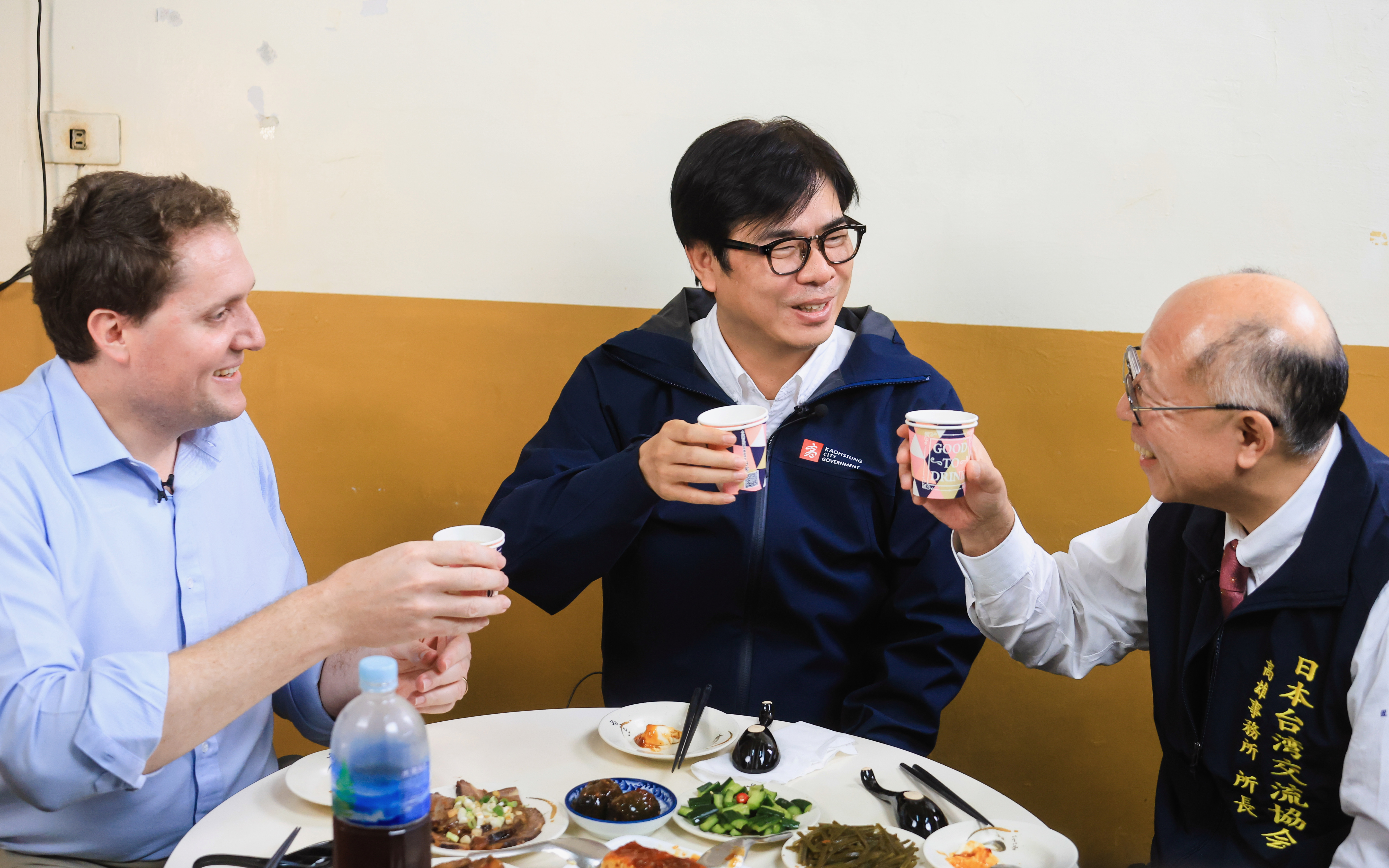 陳其邁市長與AIT高雄分處張子霖處長、日本台灣交流協會高雄事務所奧正史所長品嚐在地麵食、進行辣度挑戰，美食會友、笑聲不斷