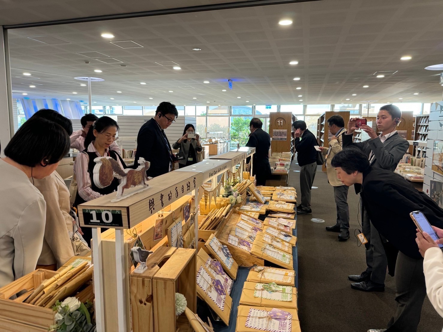 圖說5：日本東京都荒川區議會訪團參訪高雄市立圖書總館，盛讚館內藏書豐富多元。