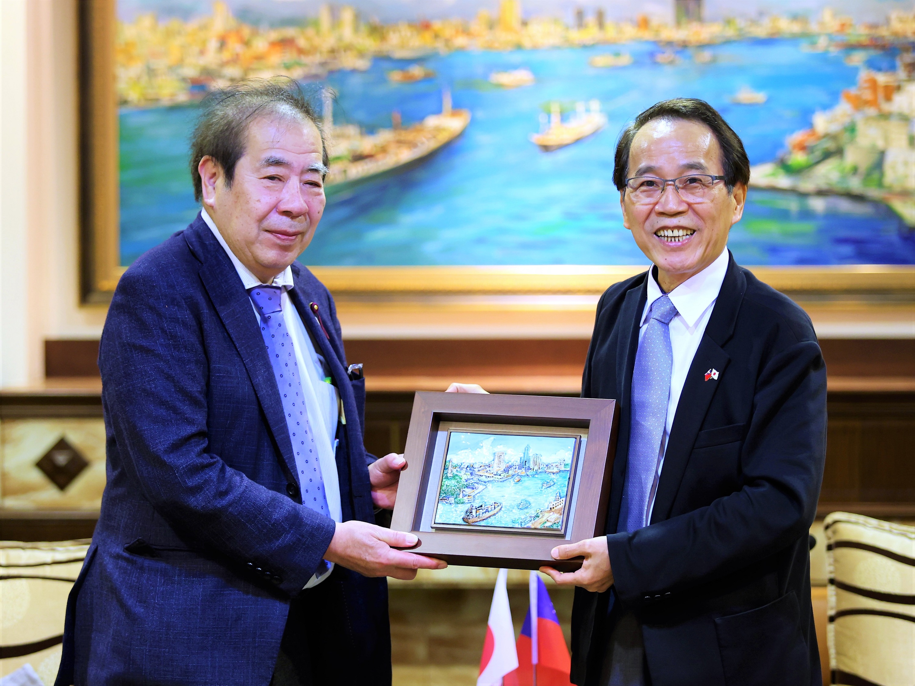 圖說2：林欽榮副市長贈送日本東京都荒川區議會訪團團長茂木弘議員高雄港瓷版畫。