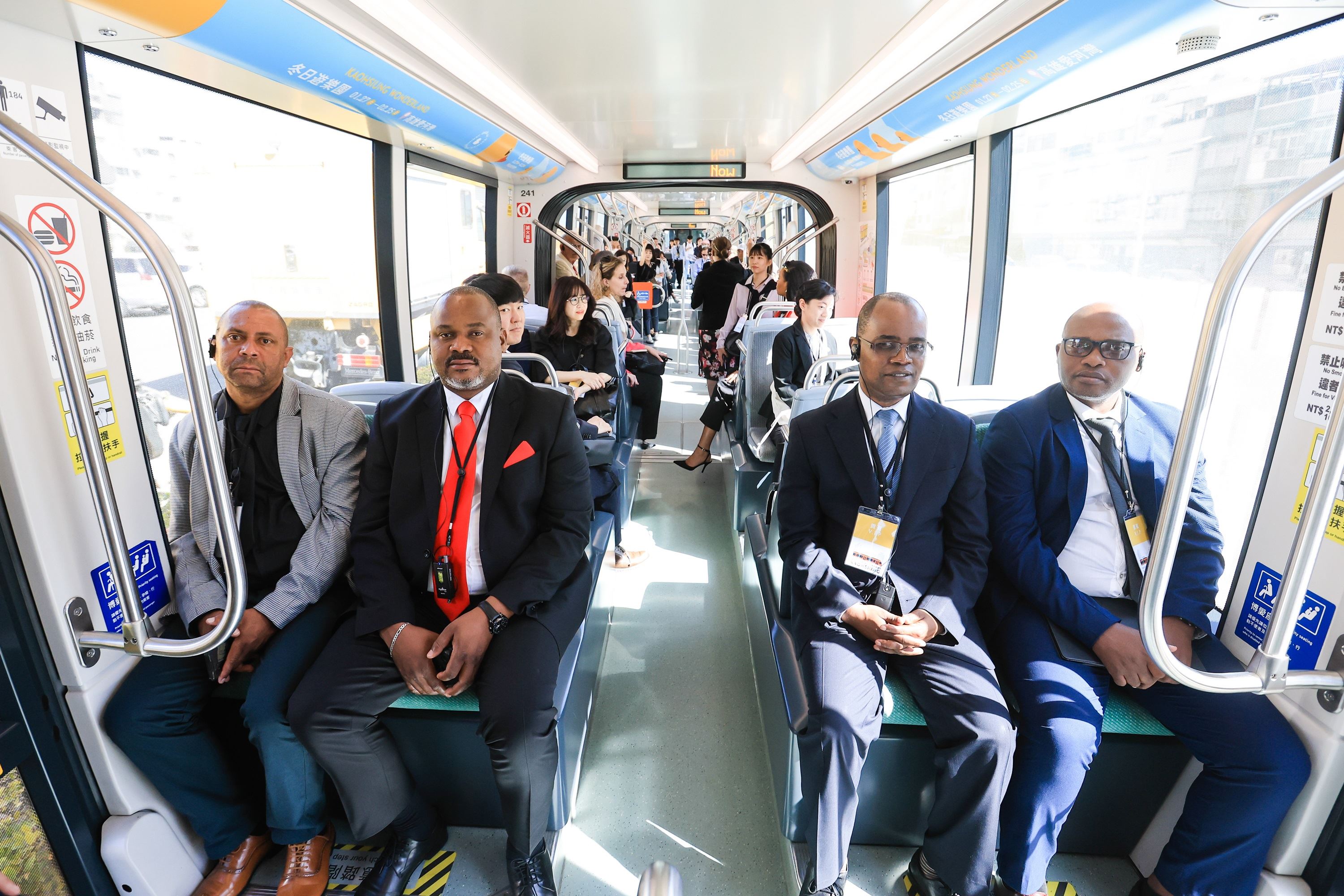 2.Representatives boarded the limited edition of Light Rail