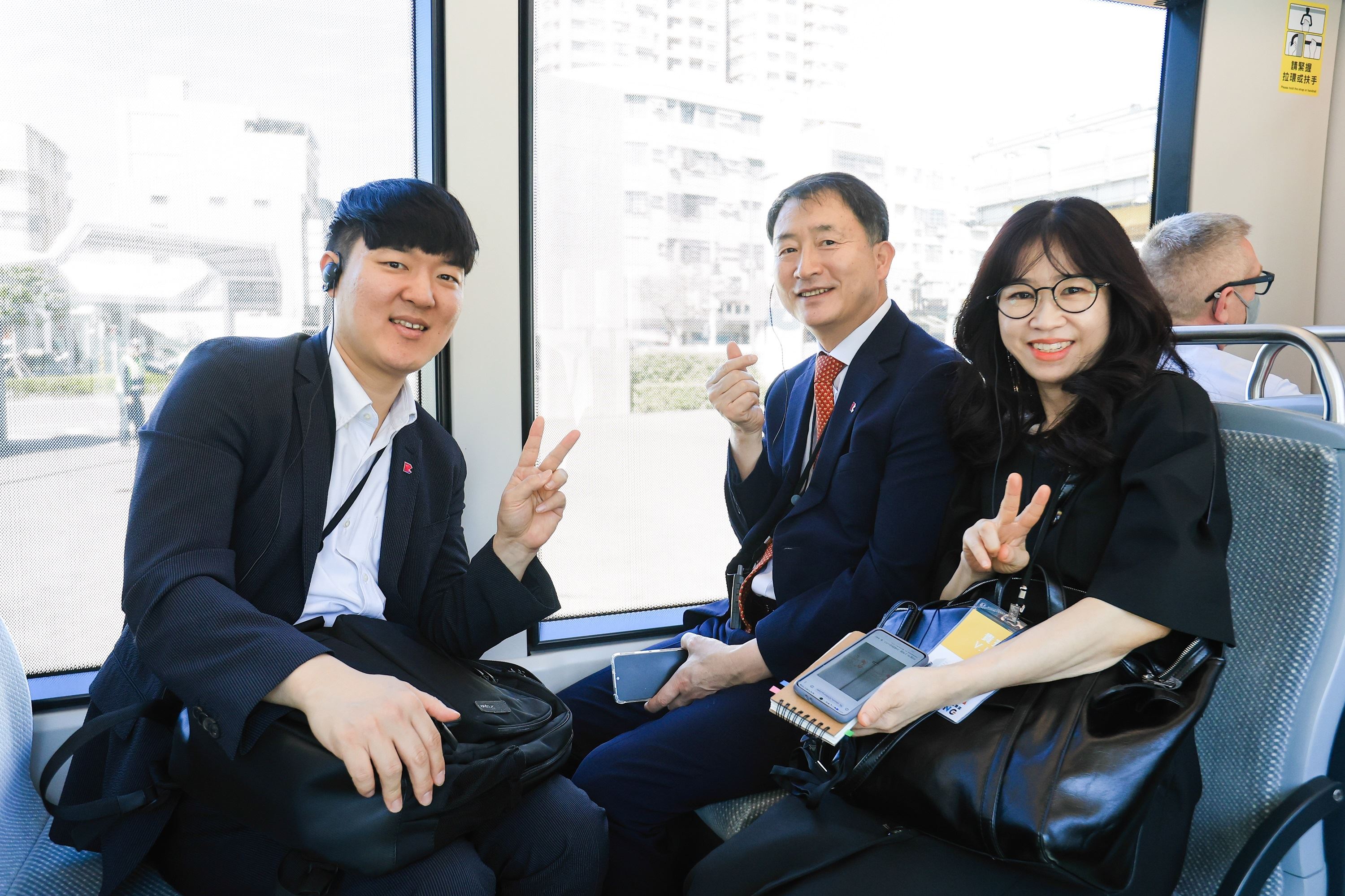 1.Representatives boarded the limited edition of Light Rail