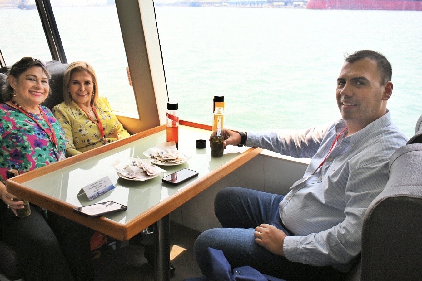 圖說3：巴拉圭共和國國會暨參議院議長歐斐拉一行搭乘高雄文化遊艇，瞭解高雄港發展及現況。