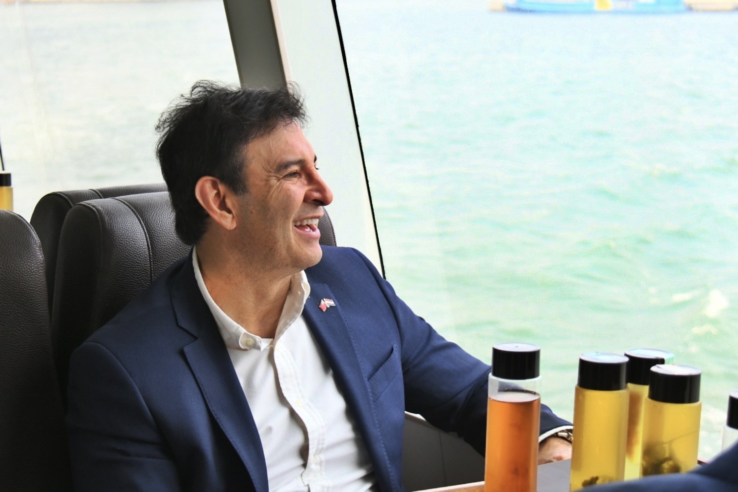 圖說1：巴拉圭共和國國會暨參議院議長歐斐拉一行搭乘高雄文化遊艇，瞭解高雄港發展及現況。