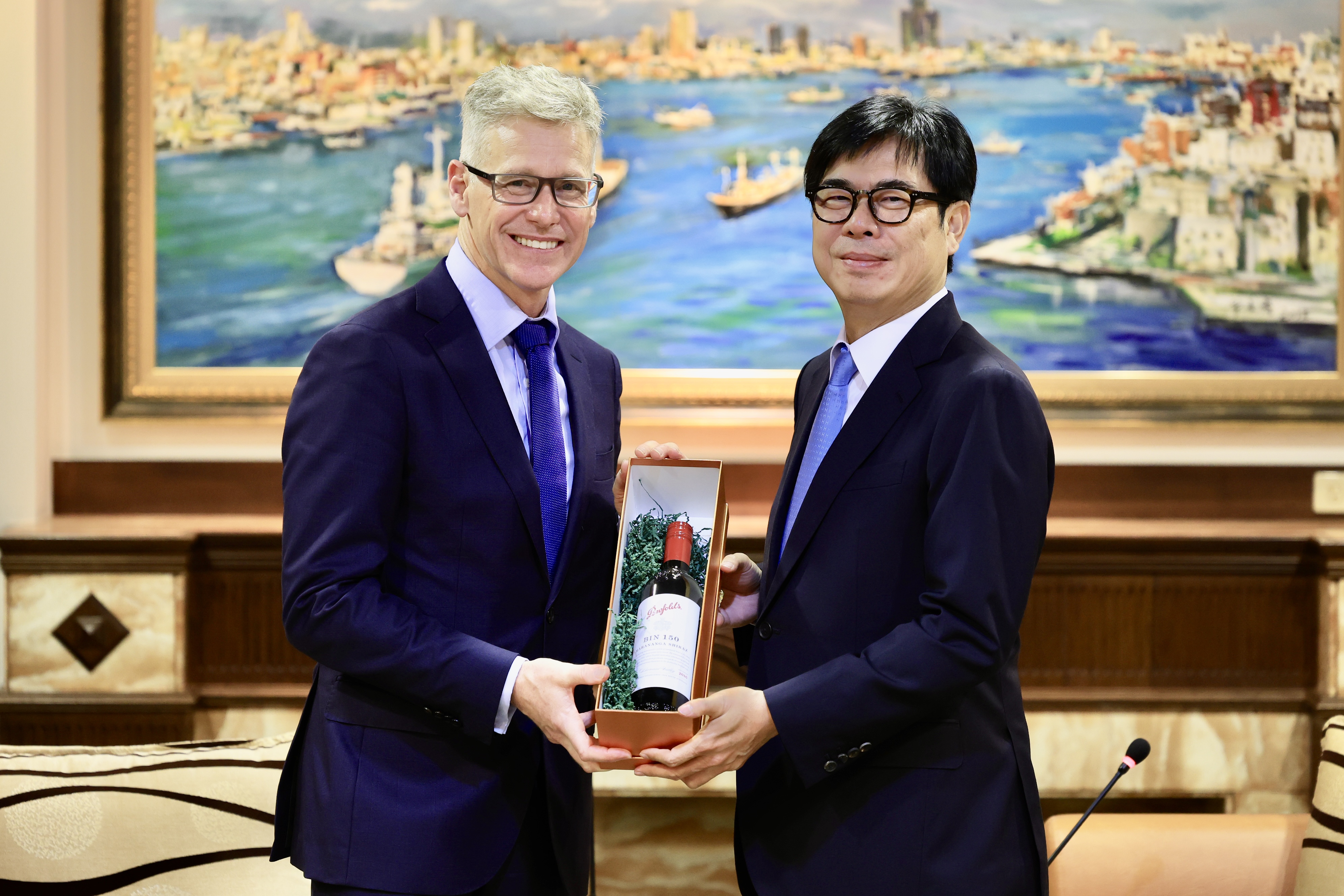 圖說三：馮國斌代表回贈澳洲葡萄酒予陳其邁市長