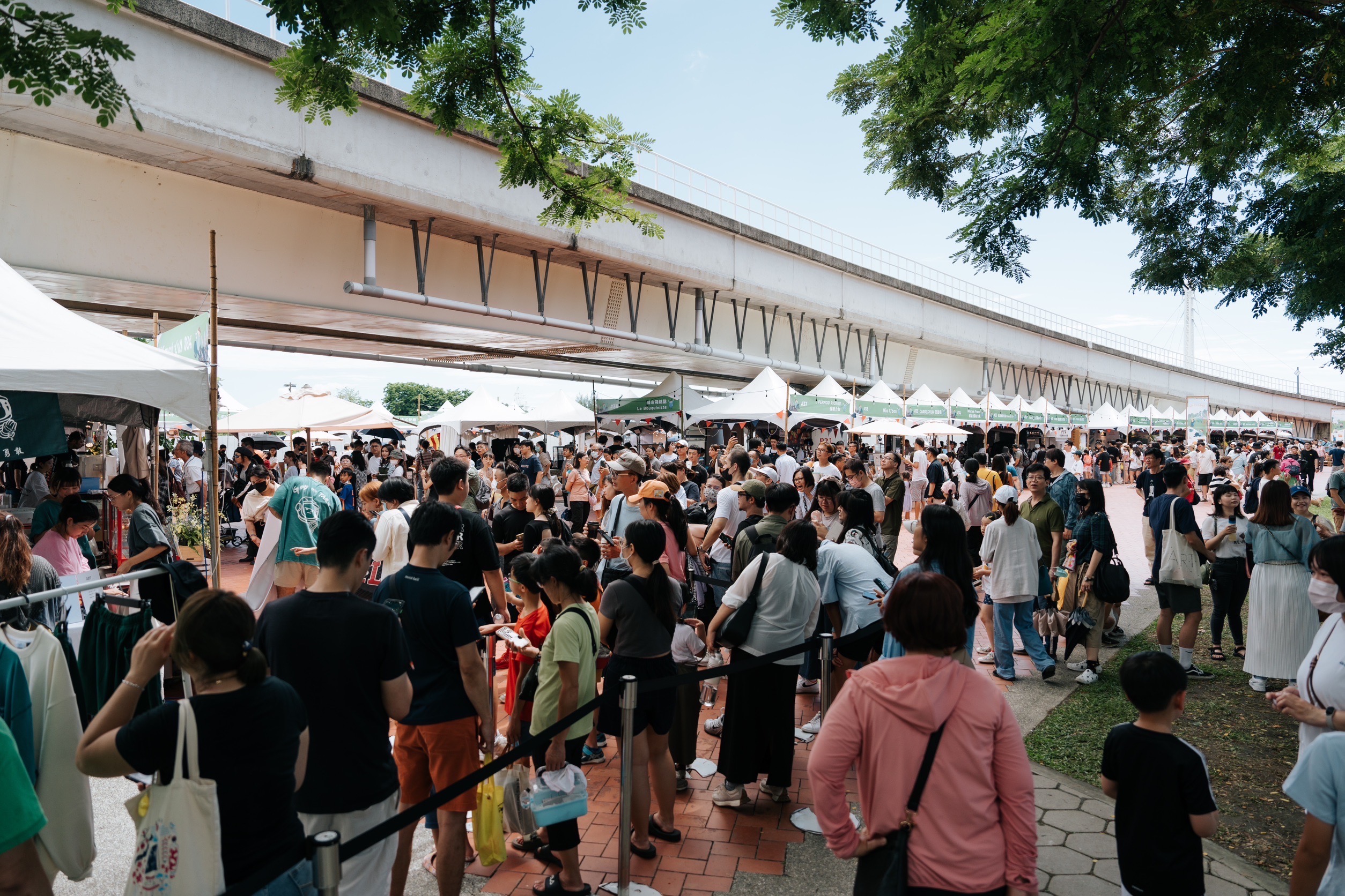 圖說八：法式品牌驚豔活動強大號召力超乎預期，國內外旅客也許願期待明年繼續舉辦法國生活節。