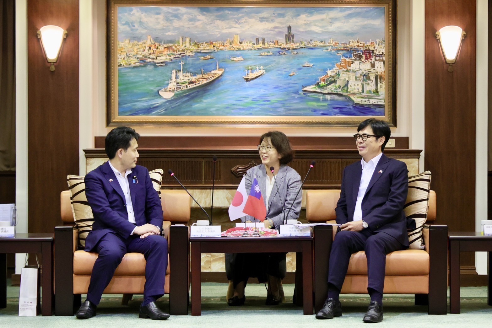 圖說1：日本參議院TY會台灣訪問團滝波宏文參議員一行拜會高市府，與市長陳其邁就經貿、產業、觀光、學生交流等領域交換意見。