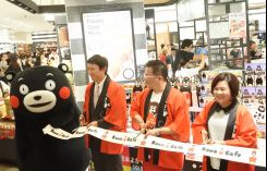 許銘春副市長、小野副知事與熊本熊一同為KUMA CAFE剪綵.