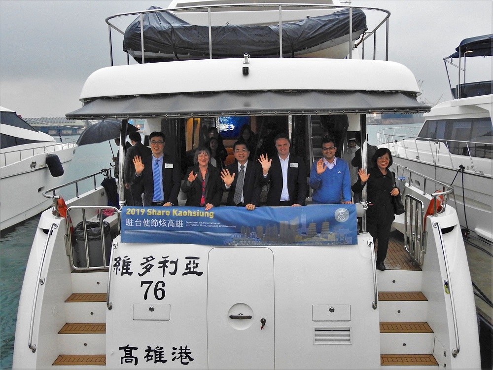 各國代表搭乘遊艇遊覽高雄港灣建設，了解未來城市的發展走向。.jpg